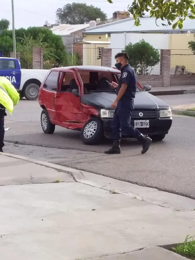 Fuerte colisión en Bertorello y Harosteguy terminó con un auto destruído