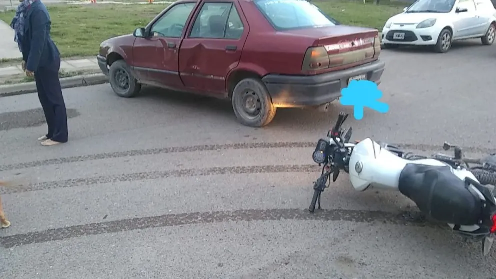 Fuerte choque entre una moto y un auto en el 20 de Junio
