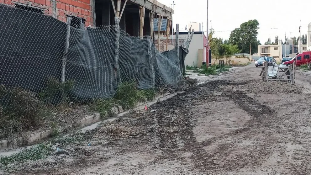 Camión arrastra un alambrado y provoca un insólito desastre en un obrador