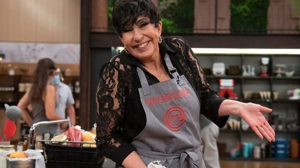 Blooper en Masterchef: Georgina rompió la escenografía  y casi le da en la cabeza a Germán
