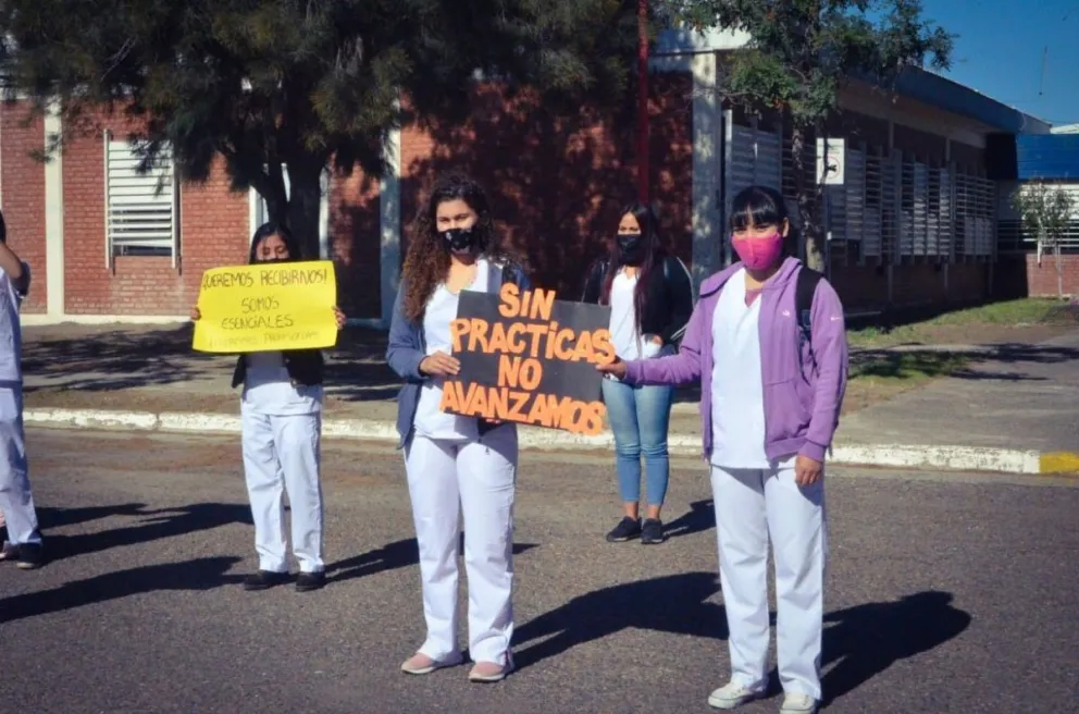 "Queremos recibirnos ahora", el reclamo de estudiantes de Enfermería