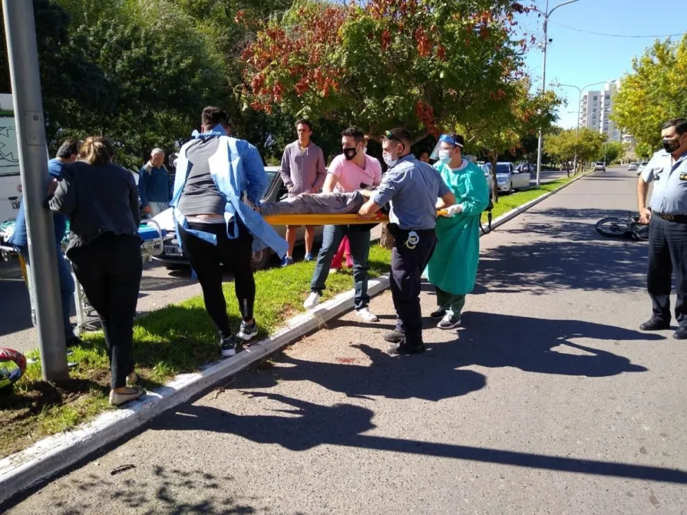 Un joven se cayó de la moto y sufrió un duro golpe