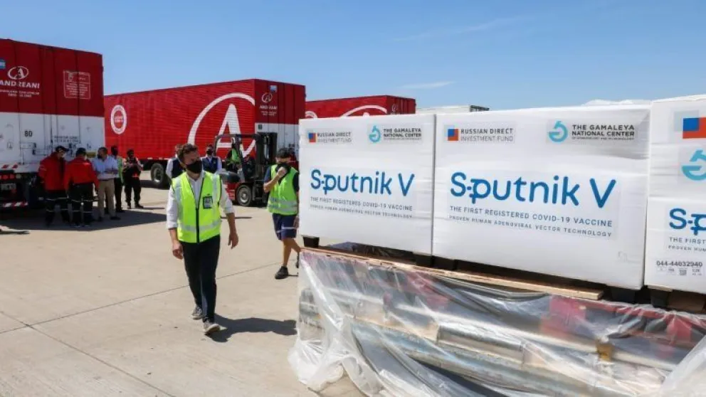 Llegaron al país 330 mil dosis de la vacuna Sputnik V en un vuelo de Aerolíneas