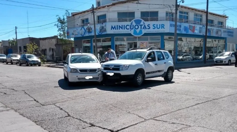 Choque en Schieroni y Guido deja como saldo daños materiales en dos vehículos