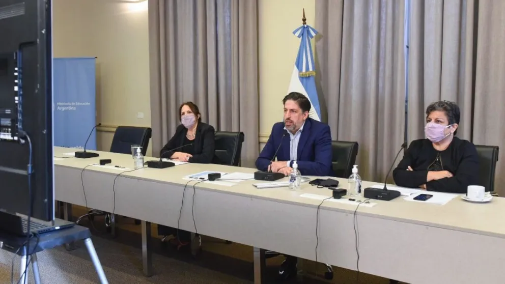 Más de 425.000  docentes, no docentes y auxiliares tienen la vacuna