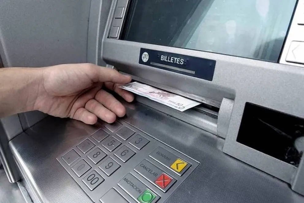 Los cajeros automáticos vuelven a tener costo por operación