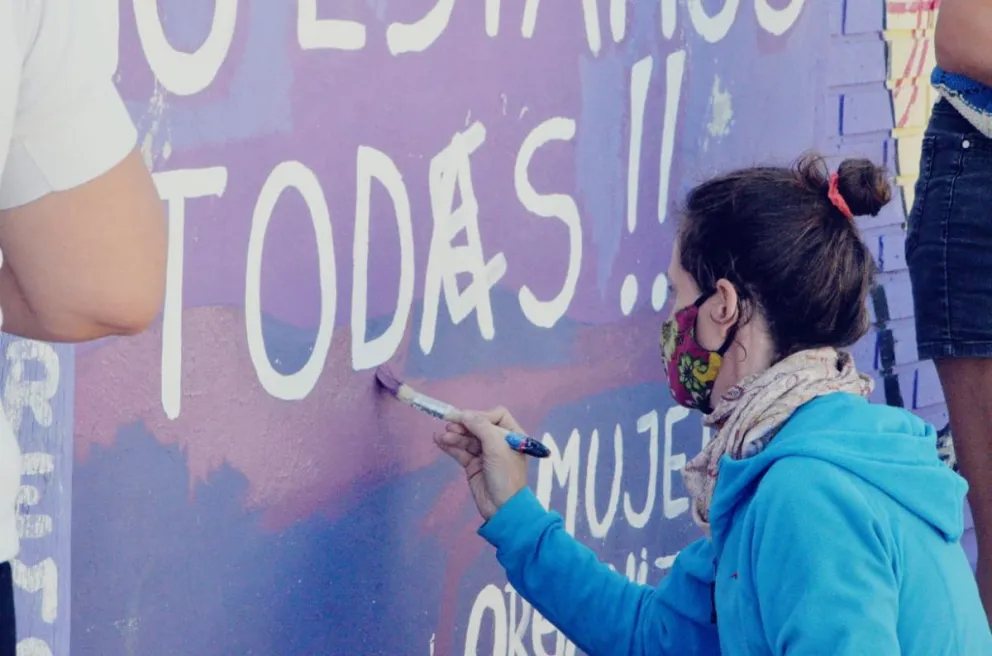 Plantaron árboles y repintaron el mural de Silvia Vázquez Colque, en la antesala del Día de la Memoria