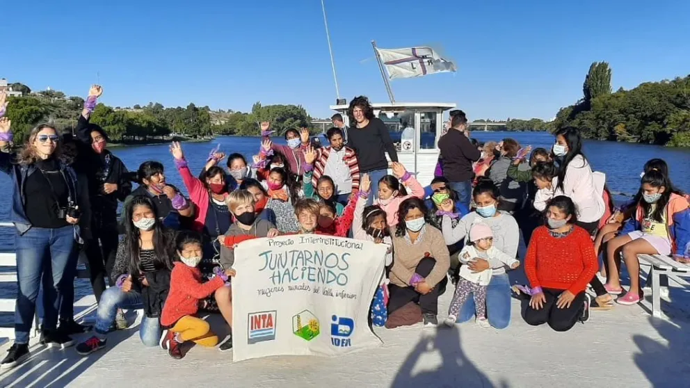 Dieron un paseo en el catamarán y conocieron el río Negro por dentro