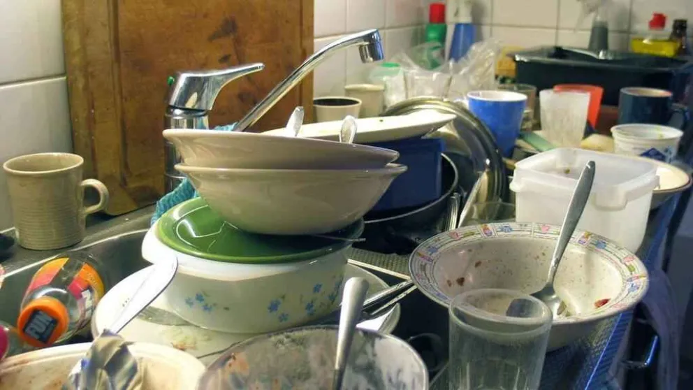 Marcharán con platos sucios para lavarlos en el río