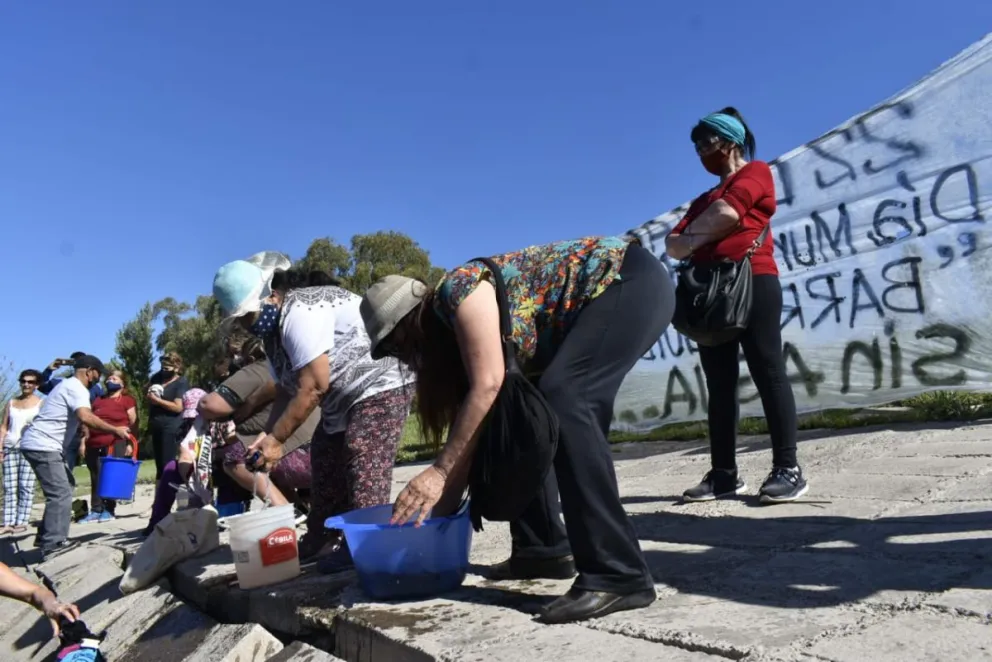 Cansados por la falta de agua, fueron a lavar la ropa al río
