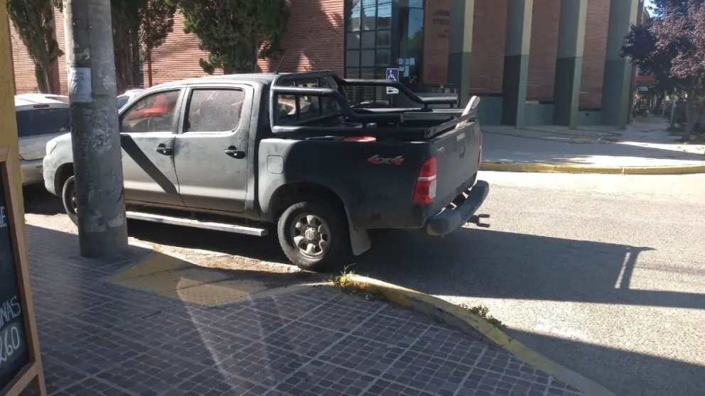 Una 4x4 se puso de barrera en una rampa, una infracción de todos los días
