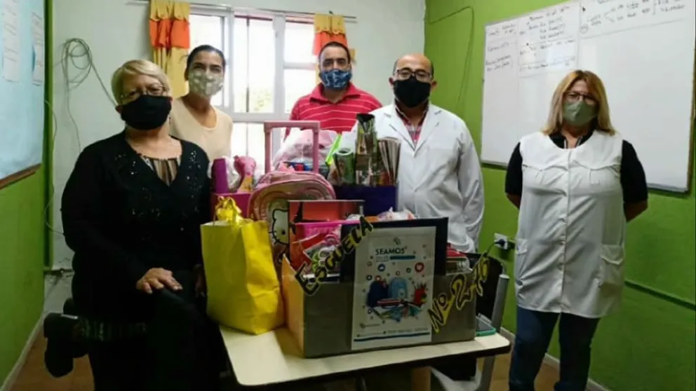 “Arremangadxs” entregó útiles escolares a las Escuela 276