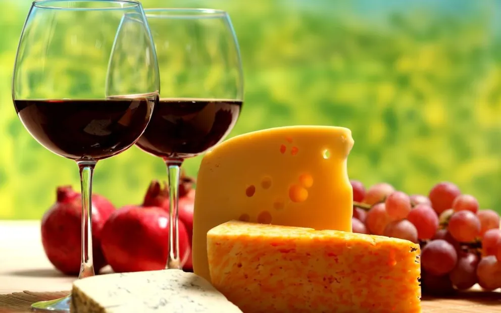 ¿Sabías que comer queso con vino tiene beneficios para la salud?