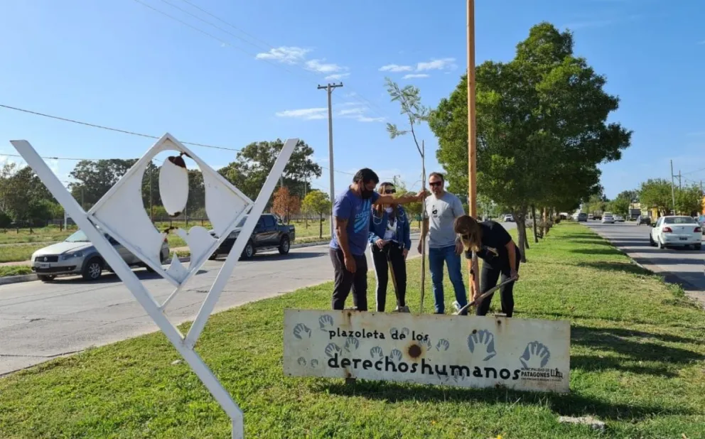 Concejales plantaron memoria en la plazoleta de los Derechos Humanos
