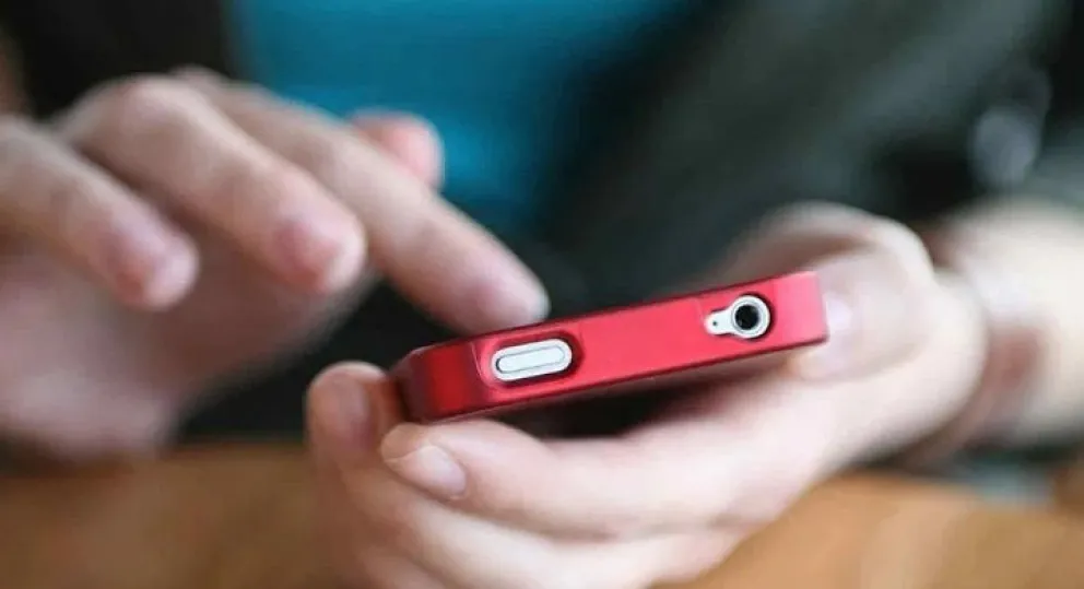 Le revisó el celular y la amenazó de muerte si alguno contestaba por su nombre