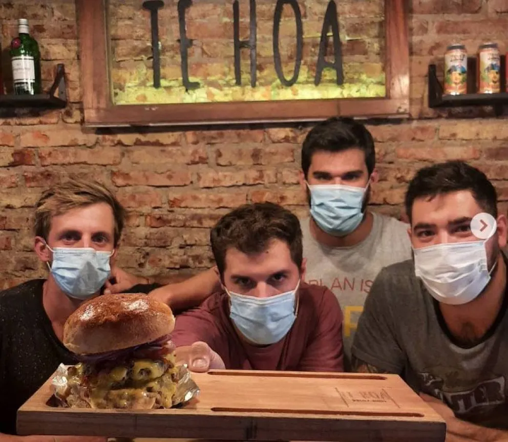 Cuatro amigos, una hamburguesa artesanal y mucha solidaridad