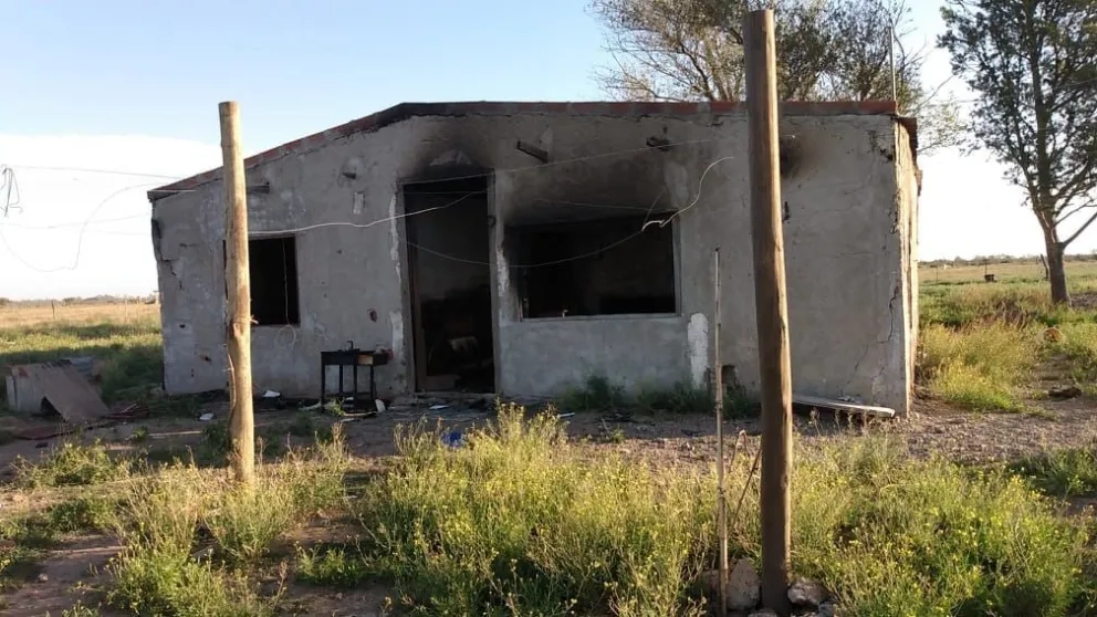 Venden empanadas para reconstruir su vivienda, afectada por un incendio