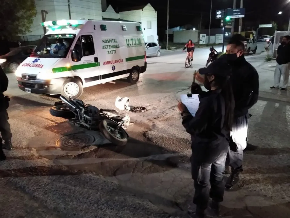 Fuerte choque en una esquina con semáforos