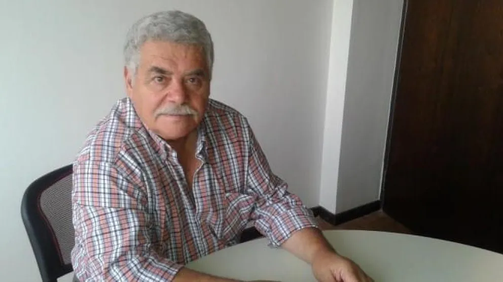Ya no pide a los militares, pero sigue repartiendo palos para todos lados