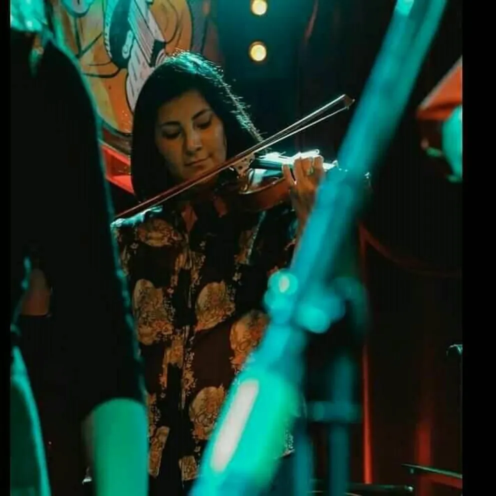 Habrá una movida solidaria para la cirugía de mano de una violinista callejera
