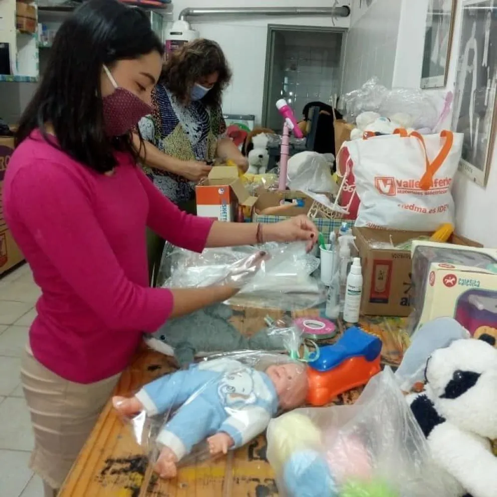 Voluntarios arreglan muñecas y autitos para que otra niñez pueda disfrutarlos