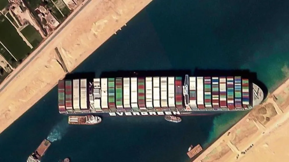 Lograron reflotar parcialmente el buque que bloquea el Canal de Suez