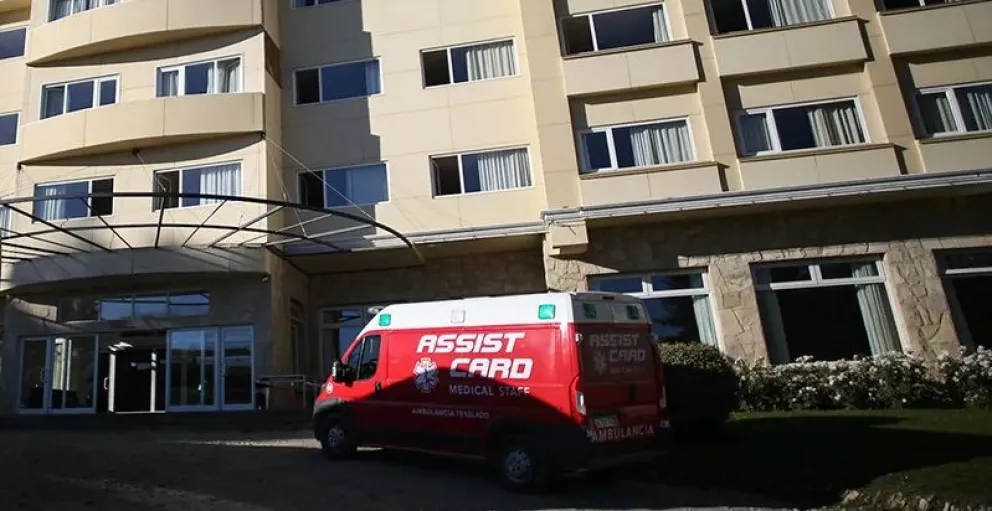 Tras una discusión, arrojaron a un egresado del segundo piso de un hotel