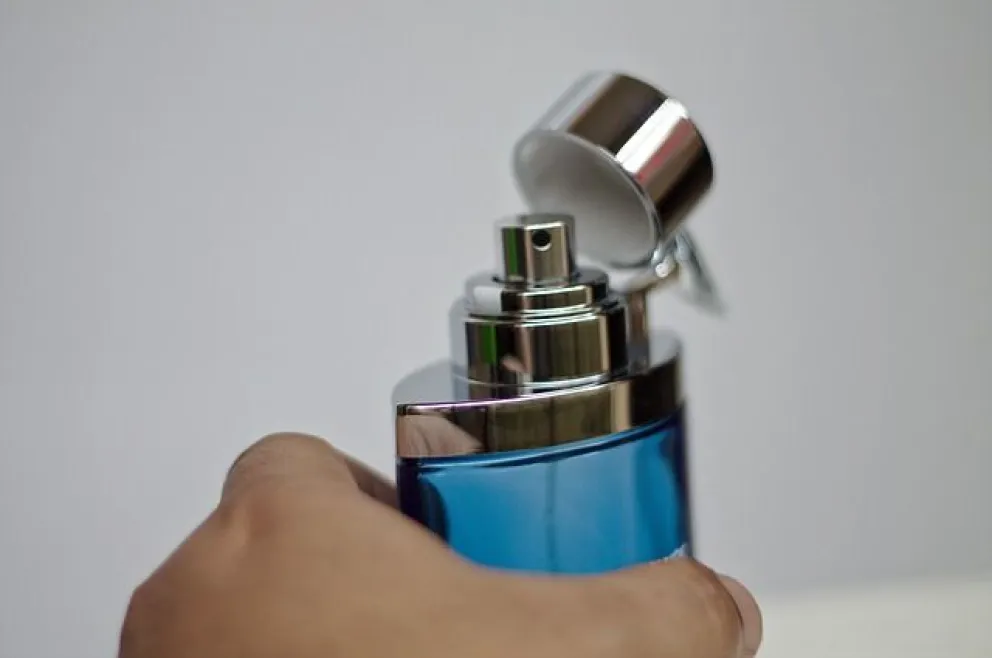 Le robaron hasta un perfume arriba del auto