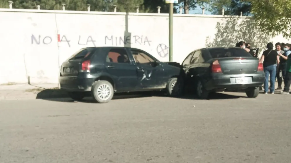 Quiso adelantar y se chocó al que venía de frente