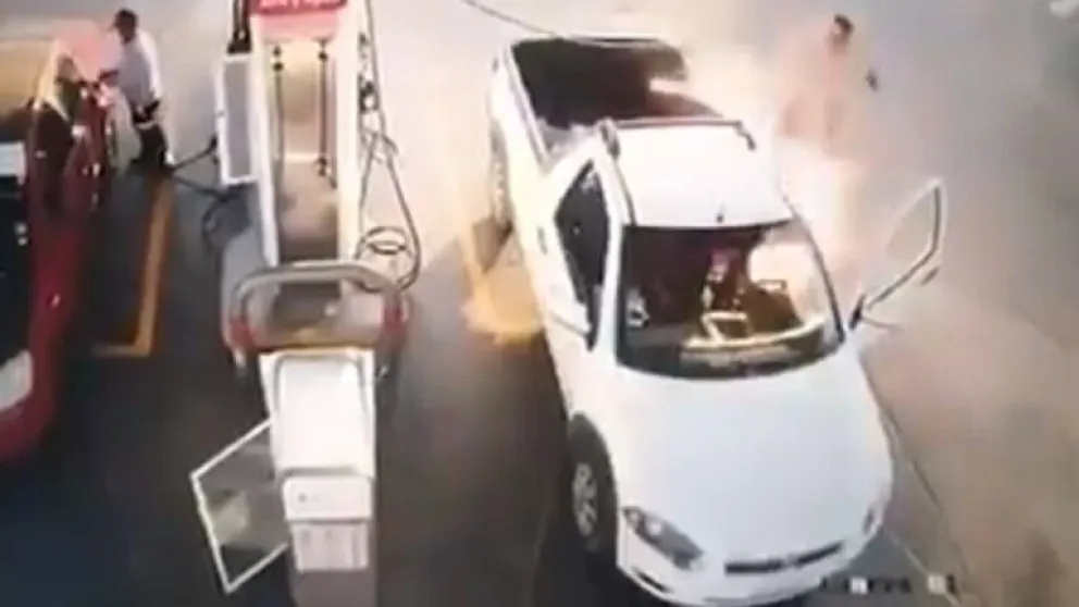 Video: le explotó el auto por usar el celular mientras cargaba nafta