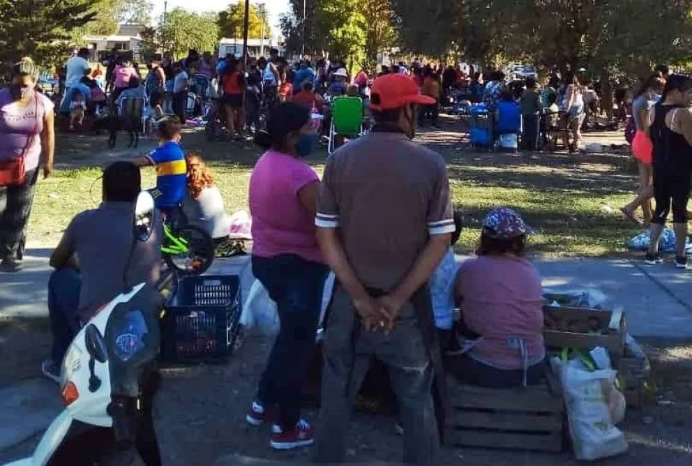 Polémica por un trueque sin distancia social en el barrio Mi Bandera