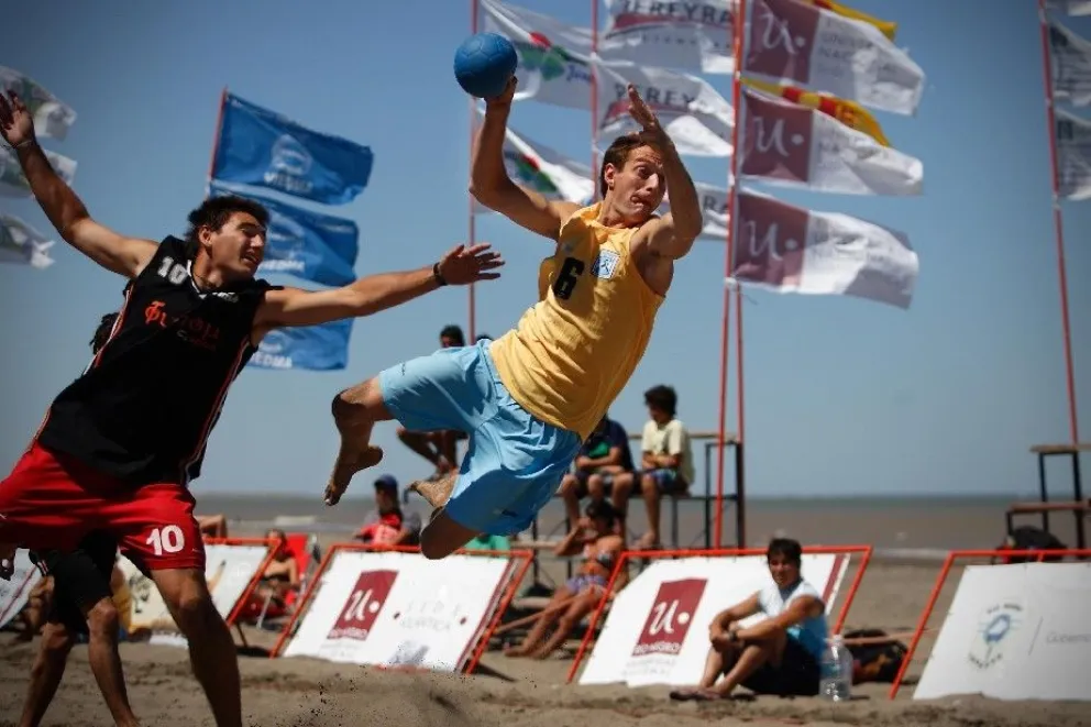 Capacitación a cargo de los técnicos del seleccionado argentino de beach handbal