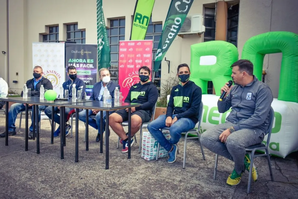 Presentaron en El Cóndor al preseleccionado masculino de beach handball