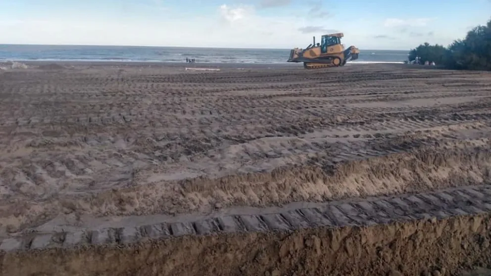 A full con la limpieza de arena en las playas de El Cóndor