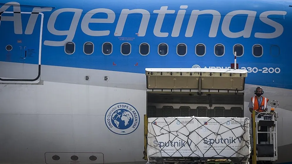 Llegó el avión con un millón de vacunas chinas a Argentina
