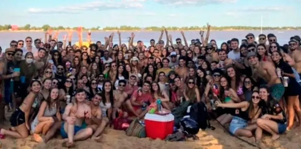 Escándalo: 200 estudiantes de Medicina festejaron rompiendo todo protocolo
