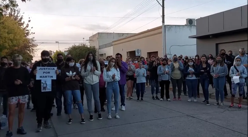 Multitudinaria marcha en Villalonga: "A Martín no lo mató el covid, lo mató el abandono"