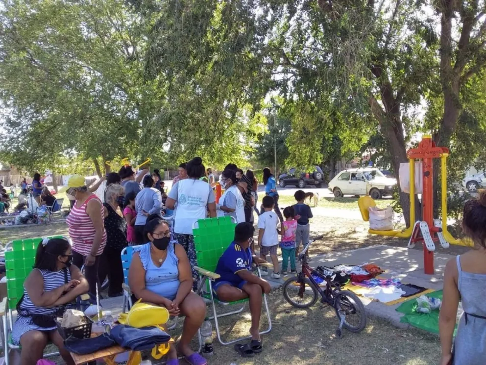 "La gente compra y se va a su casa" dijeron desde el trueque