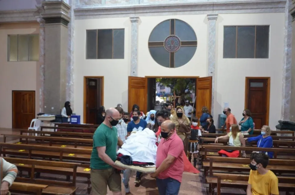 Recrearon la Pasión de Cristo en un concurrido Vía Crucis