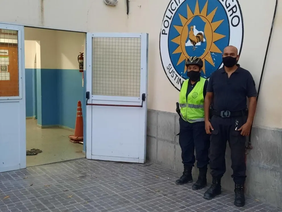 Dos "bicipolicías" encontraron una billetera con $ 150.000 y la devolvieron