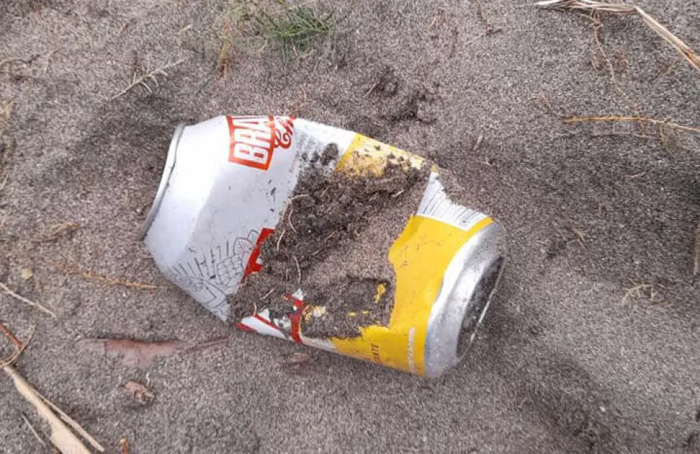 Latas de cerveza y de paté, algunos de los residuos desperdiciados en la playa