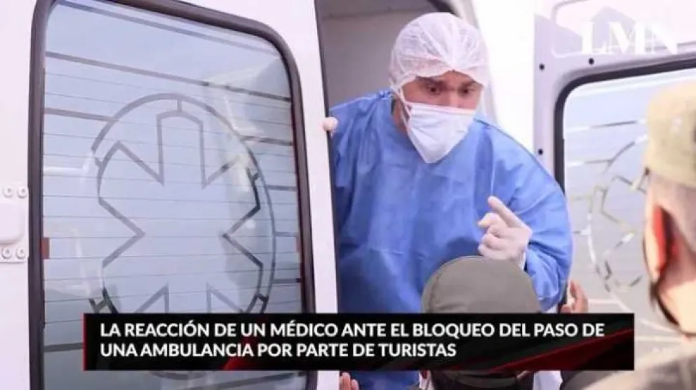El médico de la ambulancia denunció a los turistas que impidieron su paso