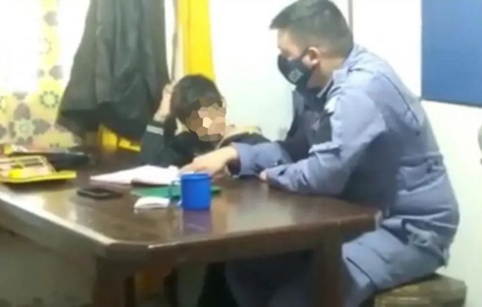 Se cansó de que su hijo no haga la tarea y pidió ayuda a la policía