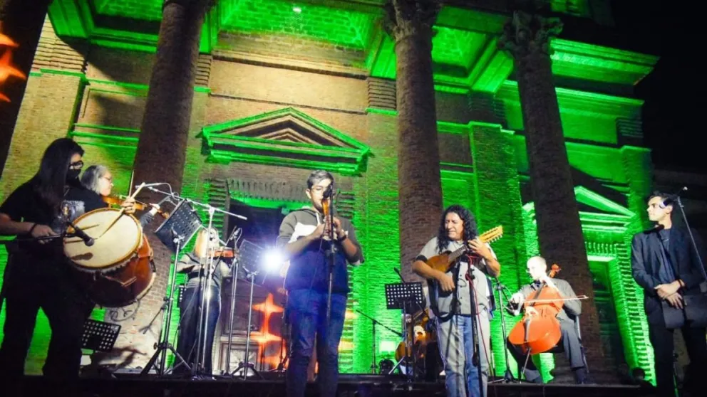 Filarmónica de Río Negro y artistas regionales, un lujo en una calle de Viedma