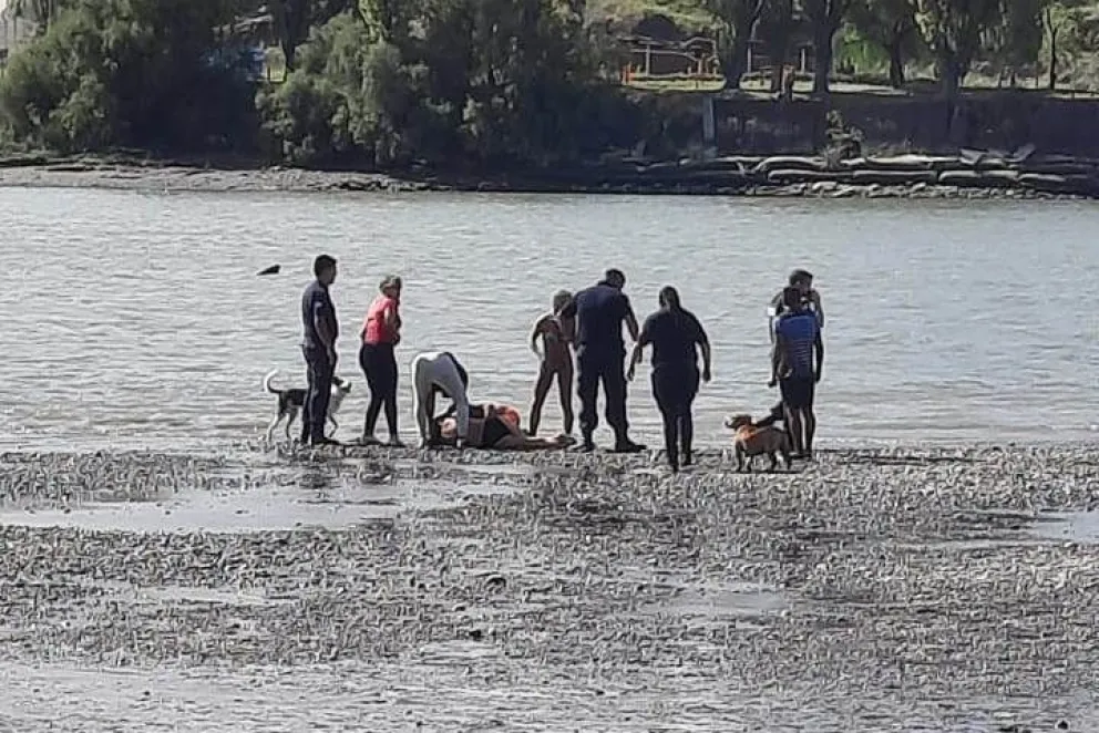 Rescatan a una mujer que se descompensó a la orilla del río