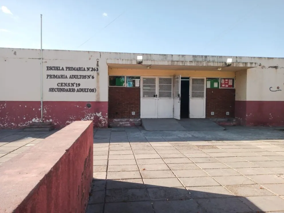 Le rompieron los vidrios a una escuela primaria