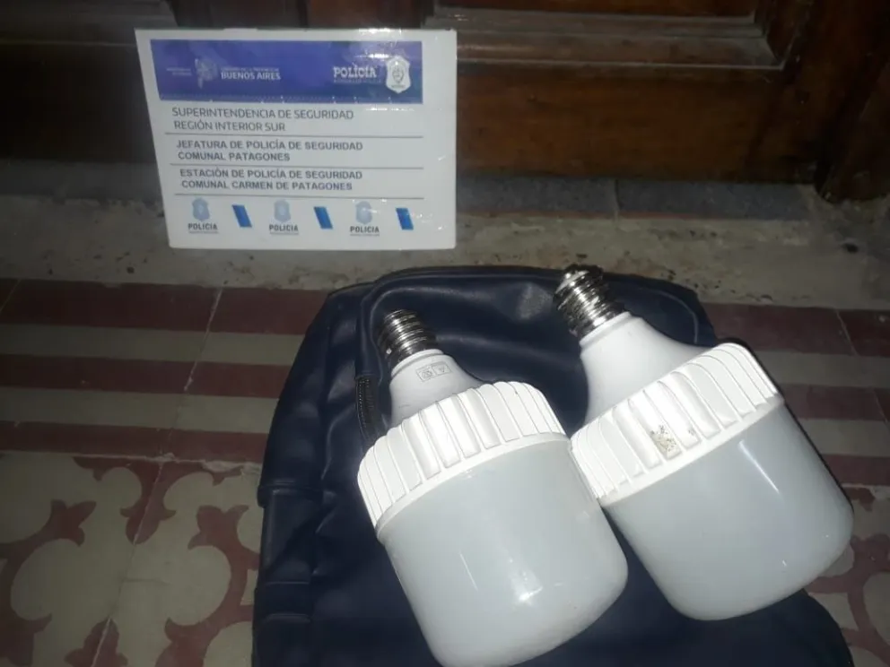 Fueron sorprendidos luego de robar dos luminarias Led de la Municipalidad