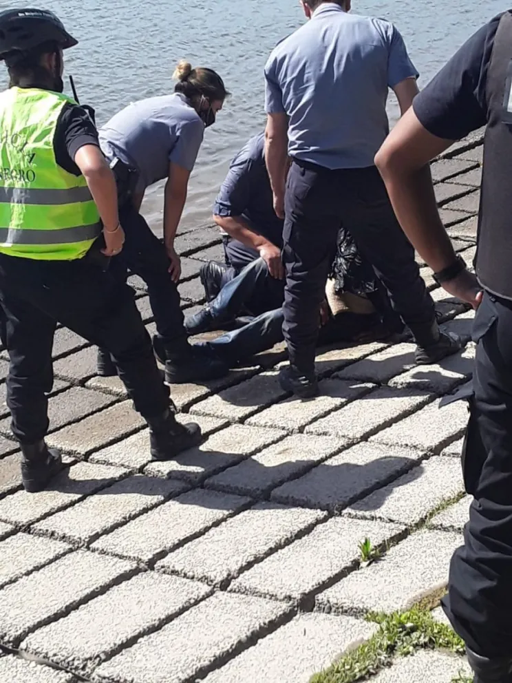 Policías rescatan a un hombre del agua: había intentado suicidarse