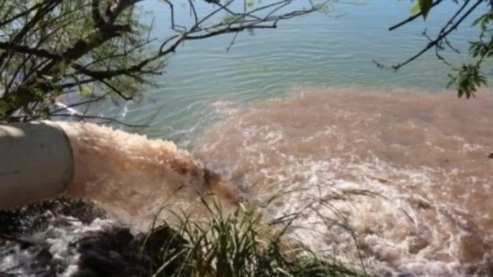 Buscan una solución para la basura sólida que termina en aguas del río Negro