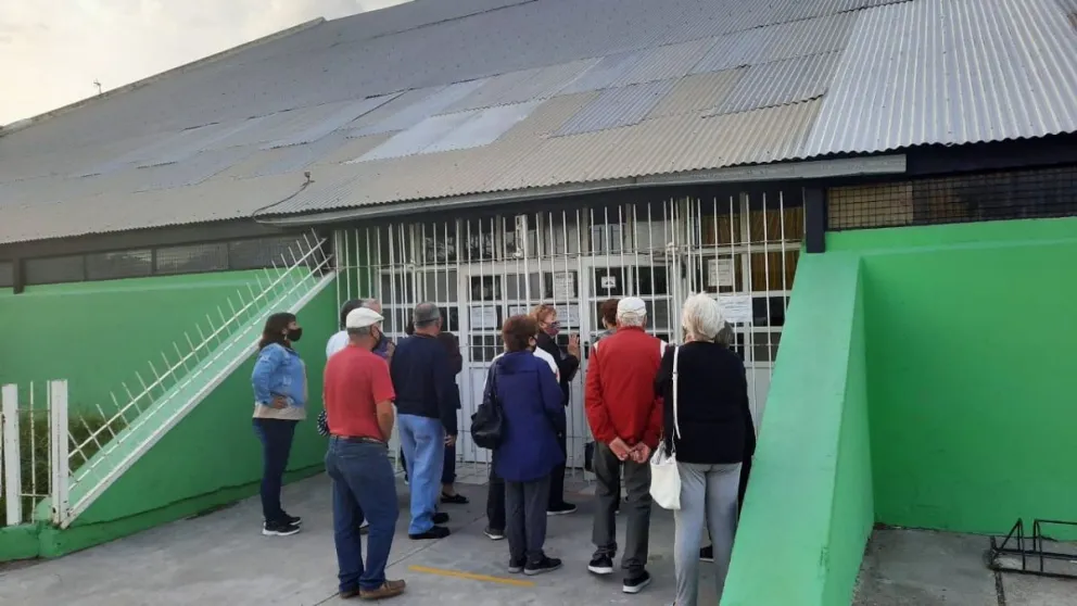 Olvidaron avisar a los adultos  mayores que no podían vacunarse